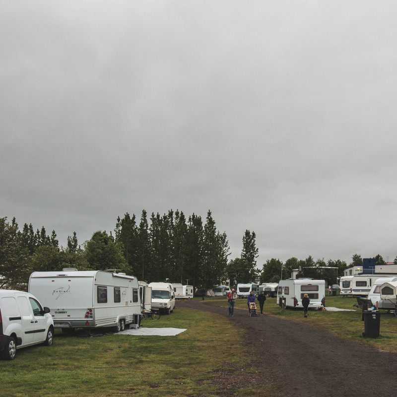 Wohnwägen und Camper auf einem Campingplatz.