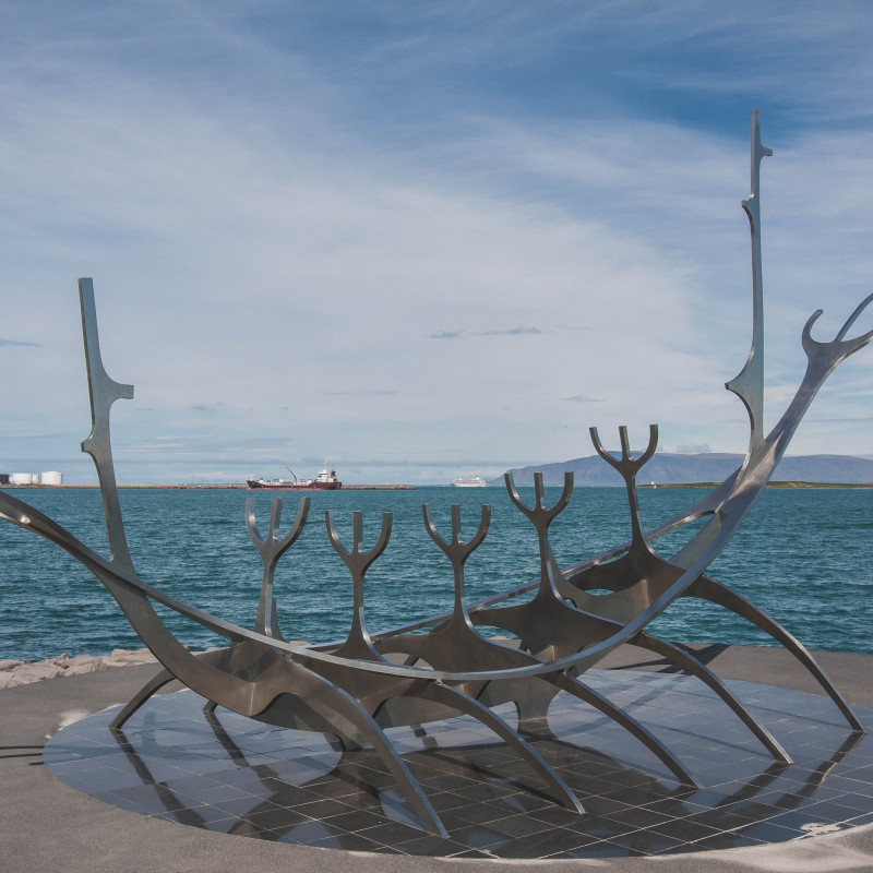 Metallene Skulptur "Sonnenfahrt" in Reykjavík.