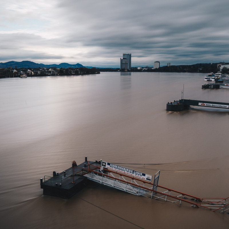 Blick von der Kennedybrücke über den Rhein.