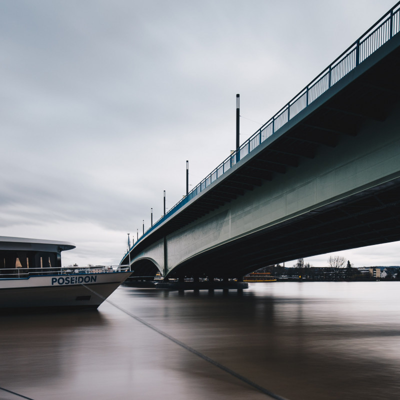 Kennedybrücke und ankerndes Schiff.